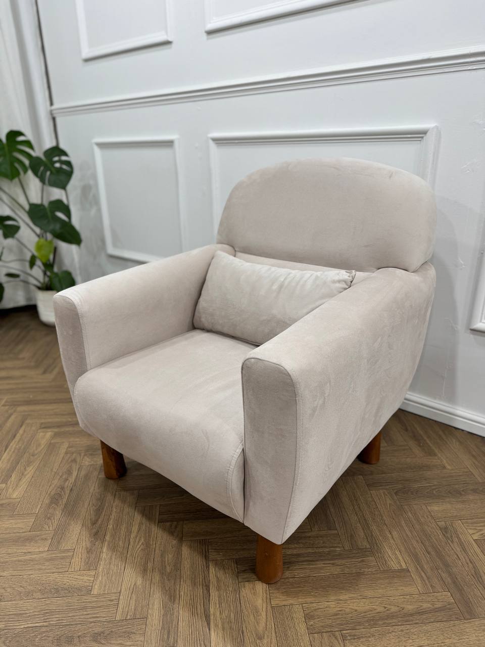 Q&P Furniture Flora Velvet Sofa Set with modern design, featuring plush velvet upholstery and multiple seating pieces.