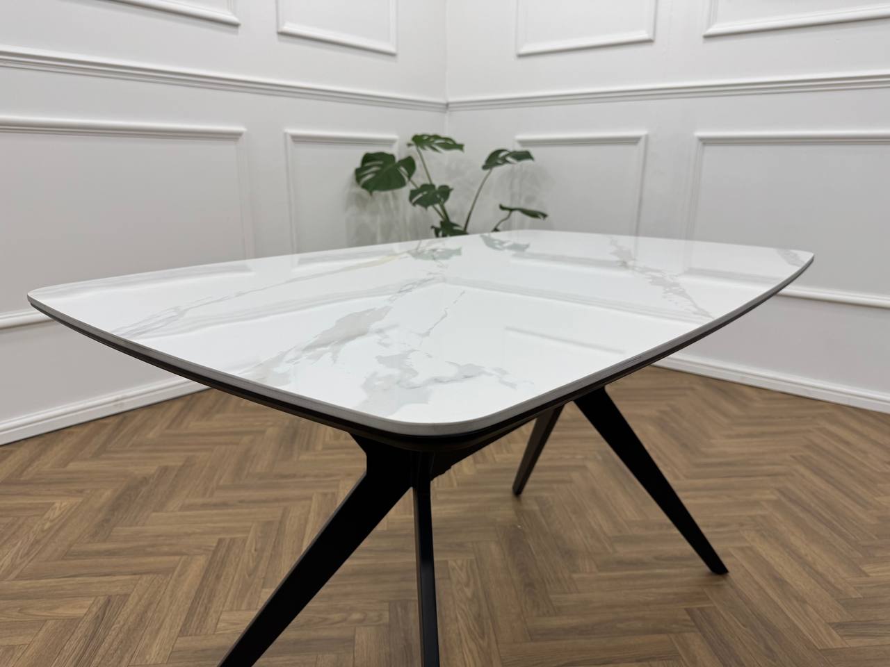 Q&P Furniture Niva Dining Set with a sleek dining table and matching chairs, perfect for modern dining spaces.