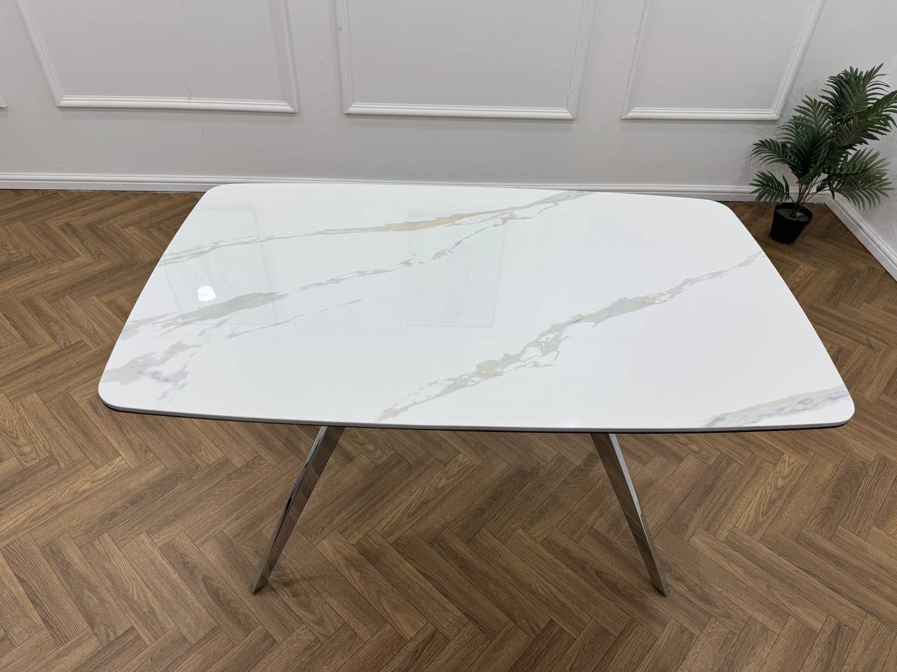 Niva Dining Table