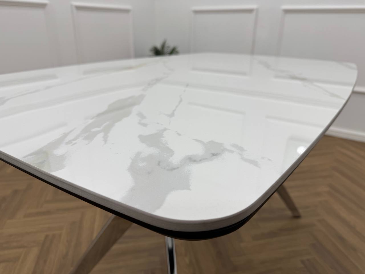 Niva Dining Table